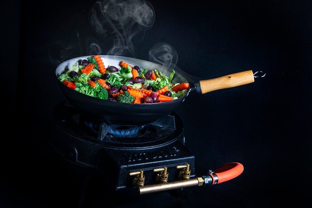 priprava-jedla-v-panvici-hot-wok
